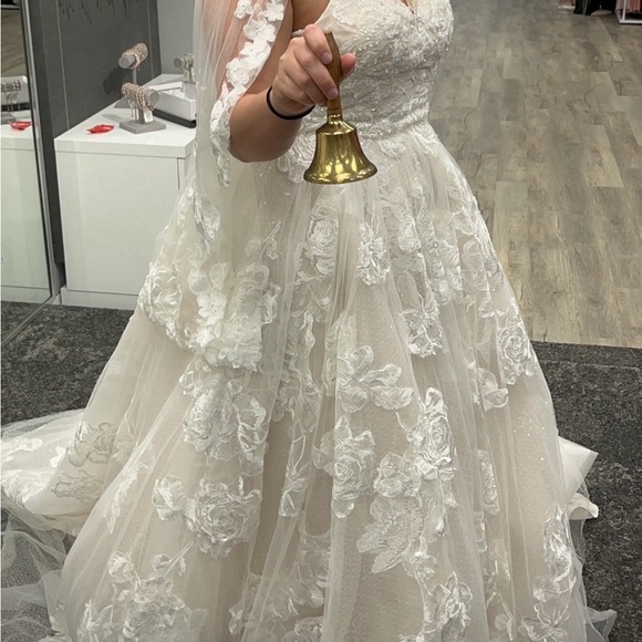 Beautiful Brand New Oleg Cassini Plus Size (street size 20) Wedding Gown $499! - Picture 2 of 8